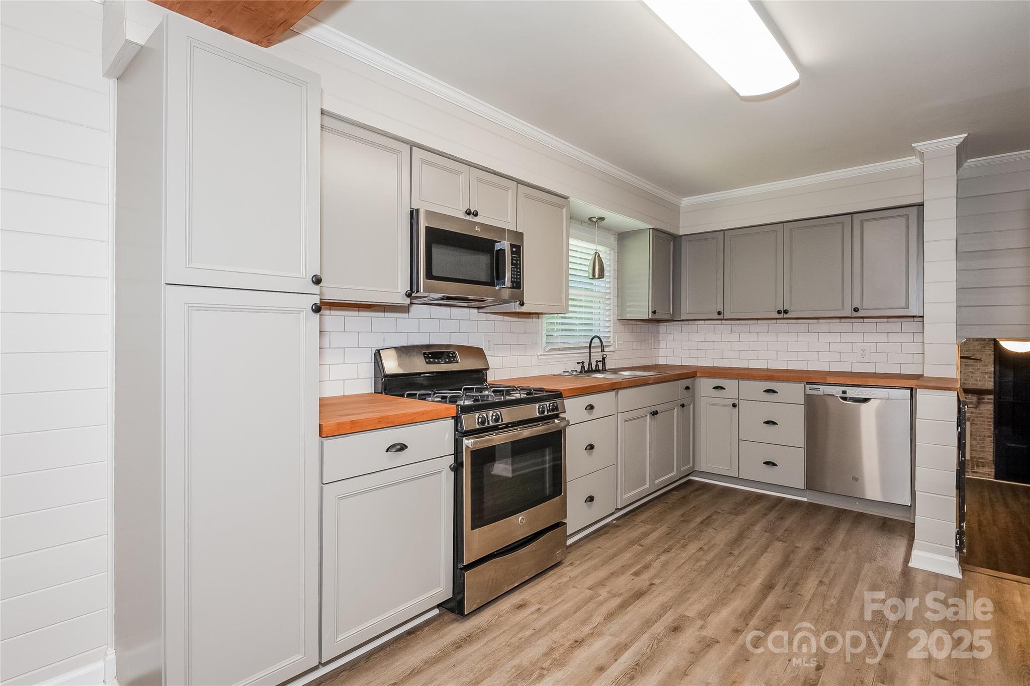 1637 Buckingham Avenue