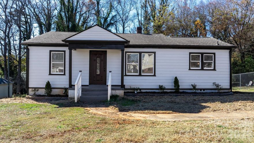 Affordable Home in the Heart of Viewmont!
Charming 3 bedroom, 1 bath home on a large lot in one of Hickory’s most walkable and convenient areas. Enjoy easy access to shopping, dining, coffee, gyms, medical offices, and major highways.

Inside, the home is clean, functional, and ready for your personal touch—perfect for first-time buyers, downsizers, or investors. The spacious lot offers room for gardening, outdoor living, or future expansion.

Located on a quiet street with strong rental potential and unbeatable convenience, this is a rare opportunity in Viewmont