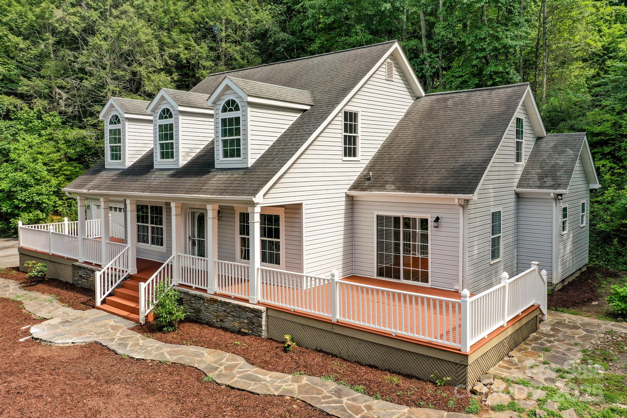 402 Sweetbriar Road N
