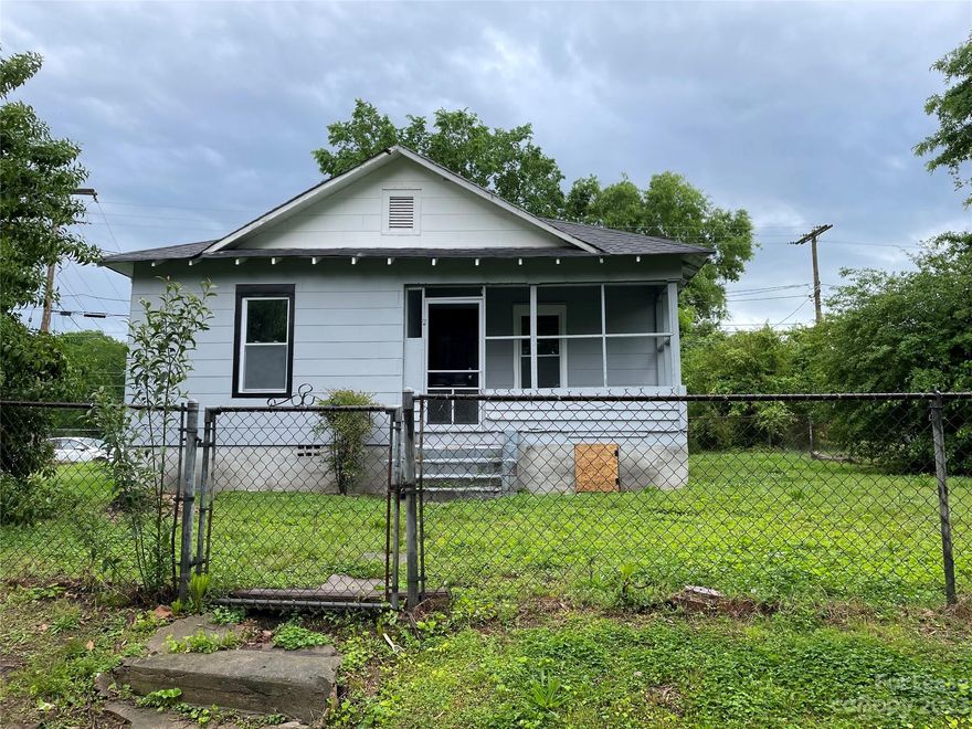 Corner lot, fenced in, Completely remodeled.  Close to I85 and downtown historic gastonia.....