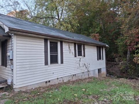 Candler, North Carolina 28715, United States, 3 Bedrooms Bedrooms, ,1 BathroomBathrooms,Residential,Active,233652