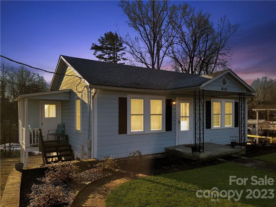 NEW LISTING - SHOWINGS STARTING FEBRUARY 2 ---- 2 Bedroom Update Home in Downtown Marion ---  Don't miss out on your chance to own this updated 2 bedroom home! Situated on a large lot, this cozy abode has been updated throughout and is move-in ready. Whether you're looking for a starter home or a weekend retreat, this is the perfect 2 bedroom for you. With plenty of yard to explore and enjoy, this home won't last long!