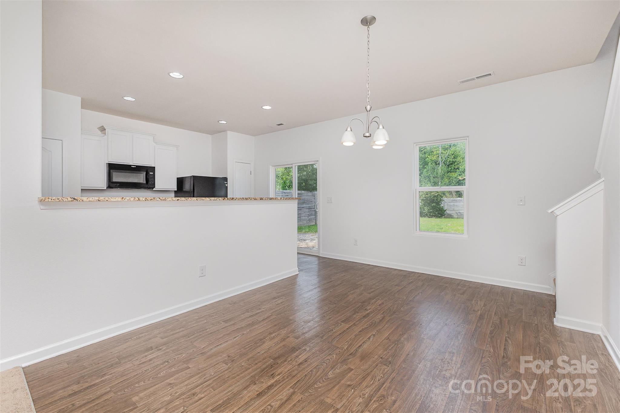 1404 Waylon Avenue