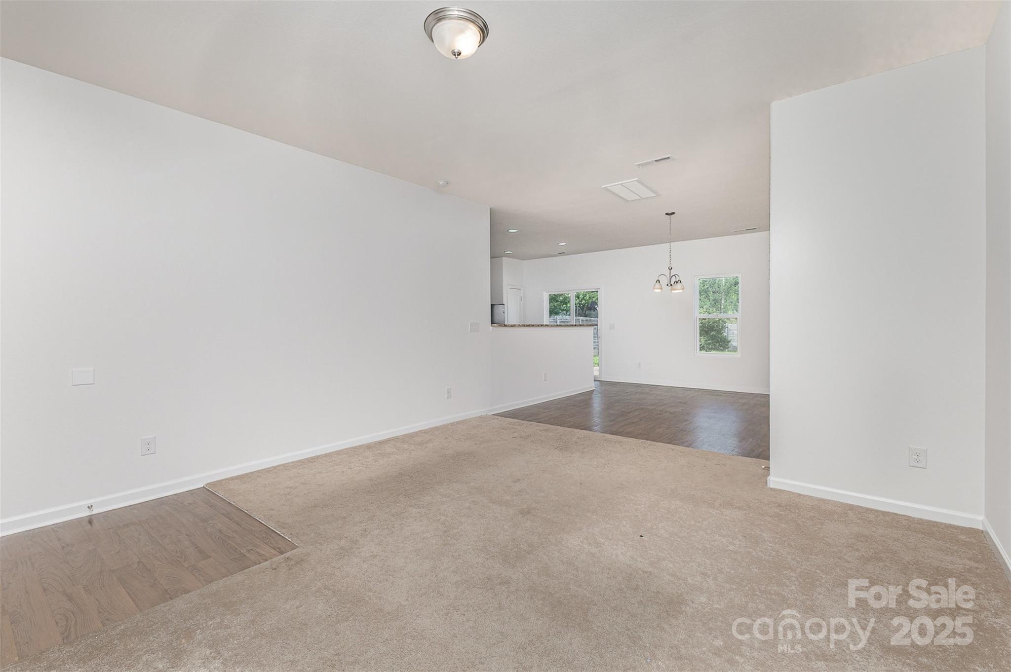 1404 Waylon Avenue