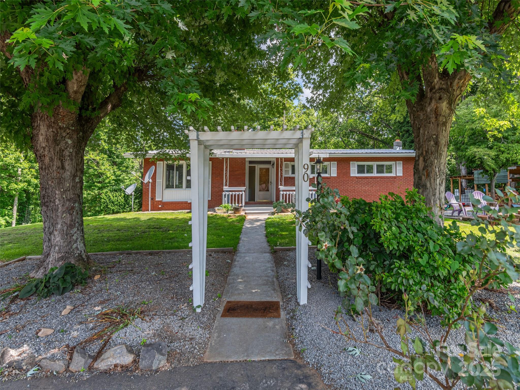 90 Hemlock Hill Heights
