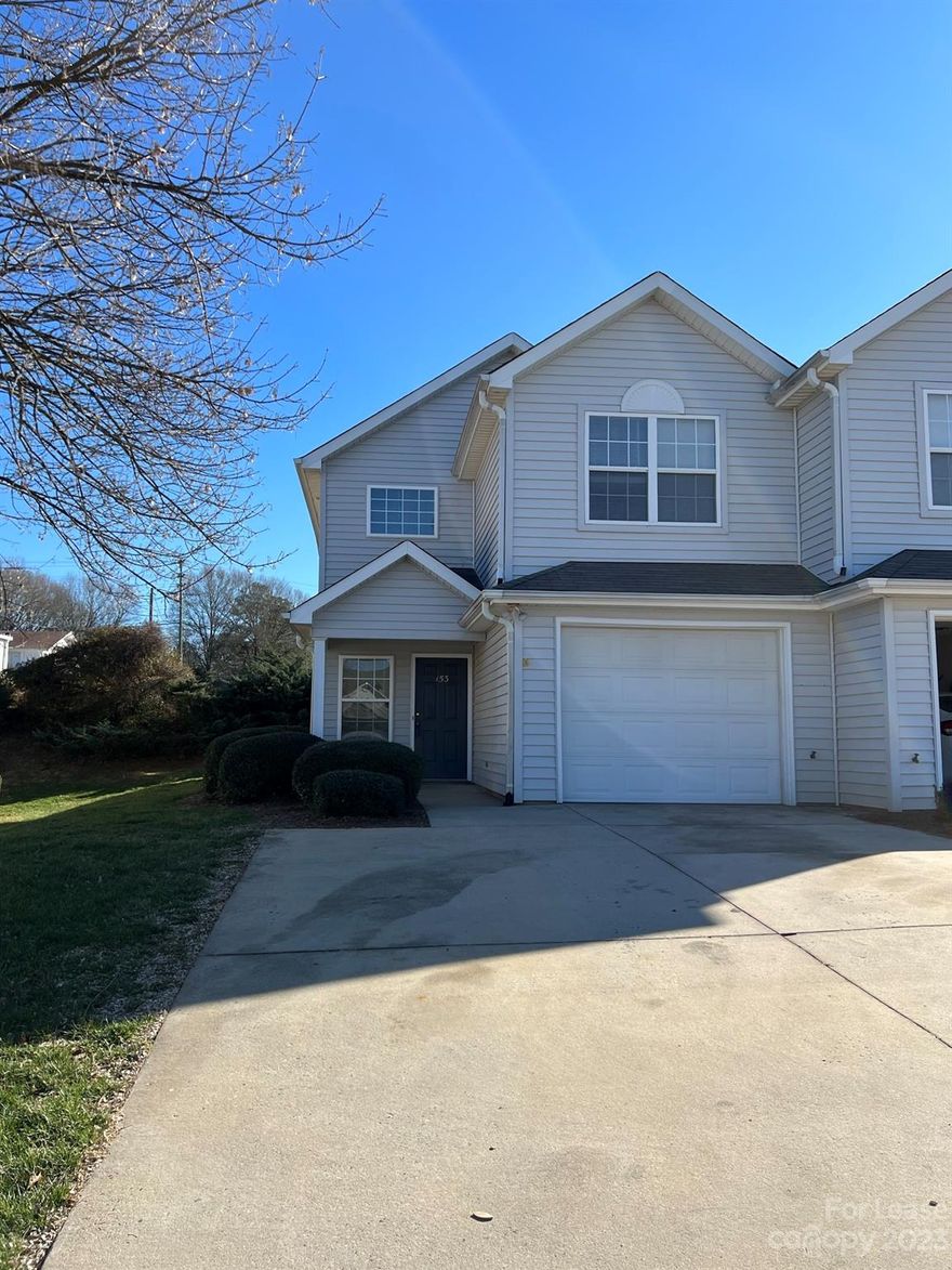 JUST REDUCED $100 OFF 3 Bedroom/2.5 Bath attached cluster home located off Brawley School Road near Lake Norman Elementary. Refrigerator, stove, microwave, dishwasher, disposal and kitchen counter tops are new granite. Private patio & yard. Small/medium indoor pets allowed with some breed/weight restrictions and additional fees.  Short term leases at a higher rate. No smoking unit.