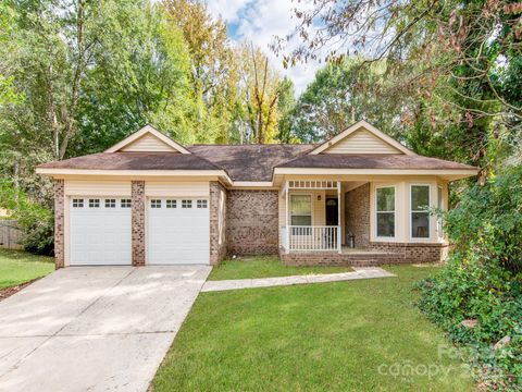 Photo of 9026 Louvaine Drive, Charlotte, NC 28227 (MLS # 4311936)