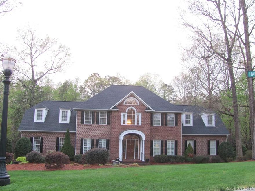 Fantastic Brick Home in Harlinsdale Community.
All brick 4Bd/3.5Ba, bonus room, master on main, formal dining, formal living, open den, double car garage, all on beautiful lot.