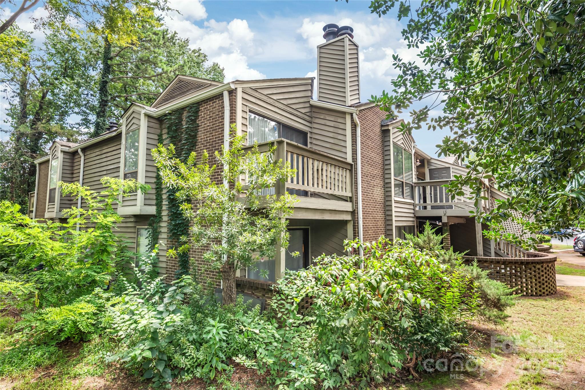 1612 Sharon Road W