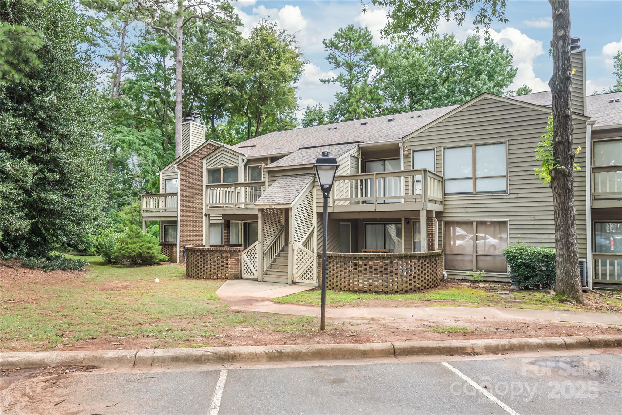 1612 Sharon Road W