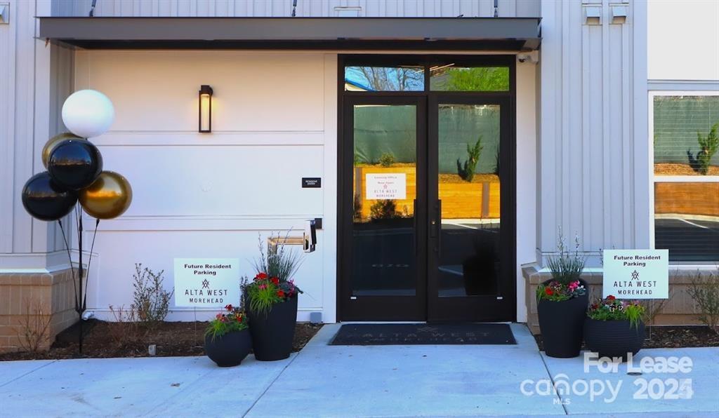 2020 W Morehead Street XM