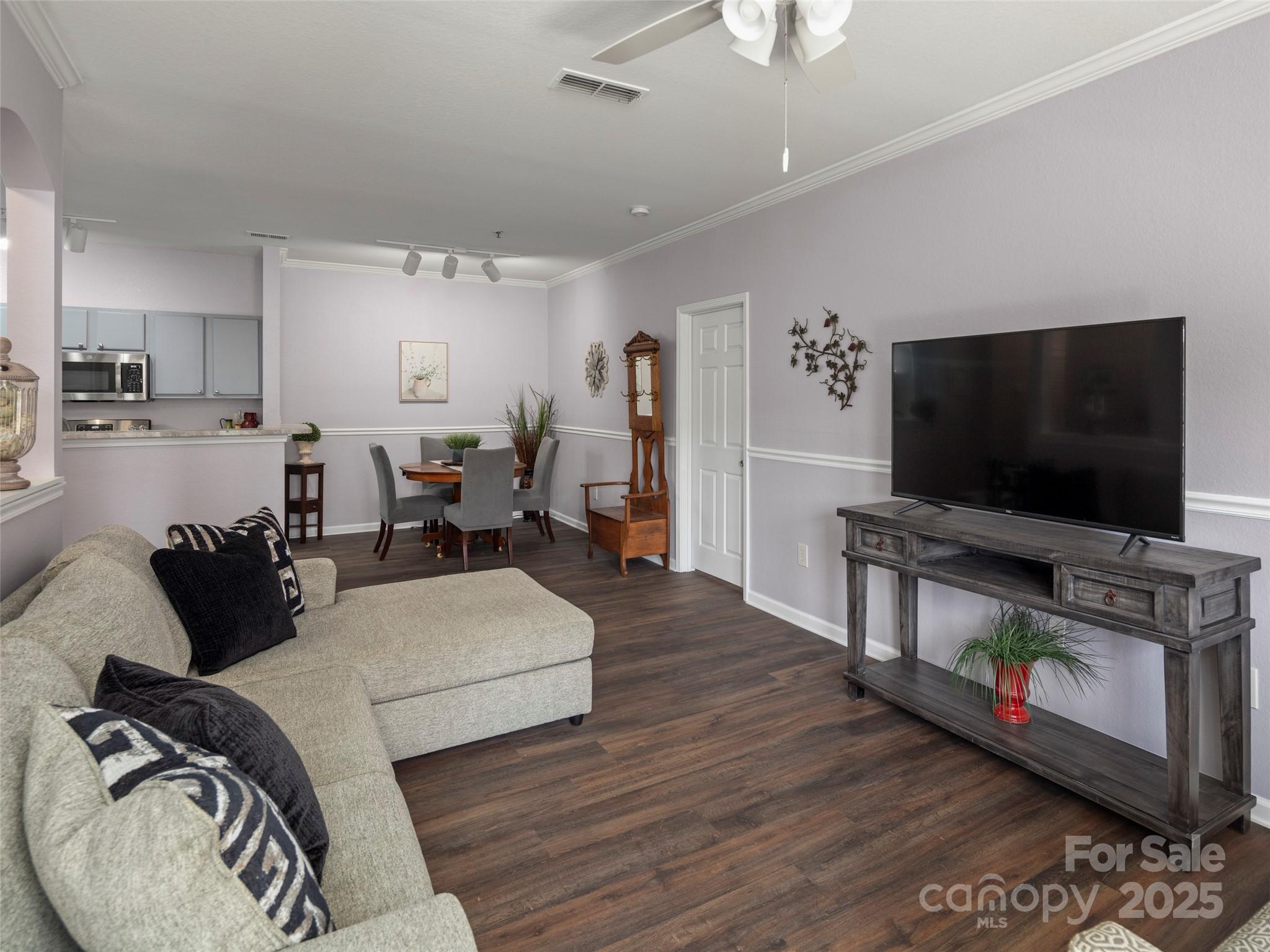 900 Vista Lake Drive 208