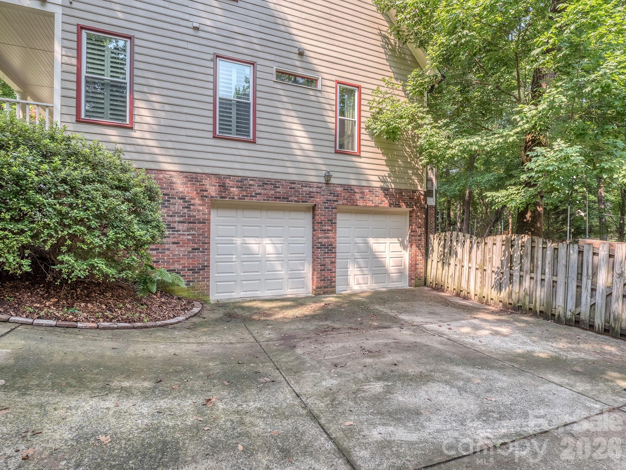 223 N Brackenbury Lane