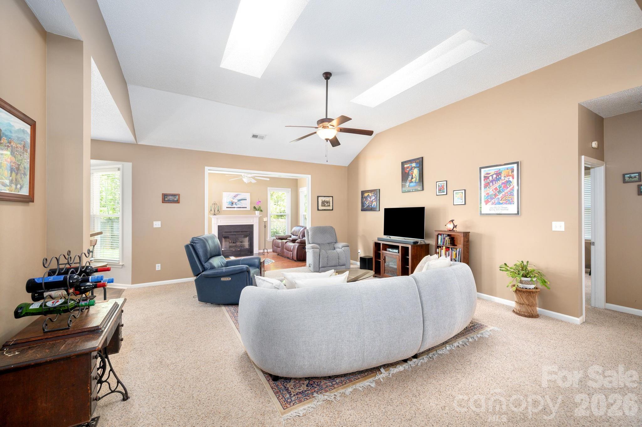 102 W Farm Creek Drive