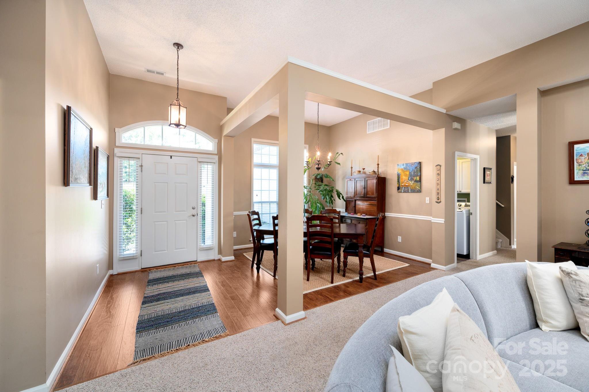 102 W Farm Creek Drive