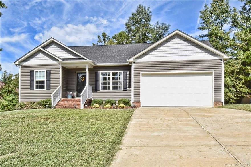 Wonderful one story home in popular Avery Lake neighborhood.  Open and inviting floorplan with neutral décor and great natural light.  Spacious living room with vaulted ceiling and gas fireplace with granite surround.  Kitchen features maple cabinetry and eat in breakfast area.  Master bedroom has trey ceiling and adjoining bath with dual vanity and garden tub.  Newly painted deck overlooks private, wooded backyard.  2 Car Garage.  Great Fort Mill Schools and conveniently located to interstates!