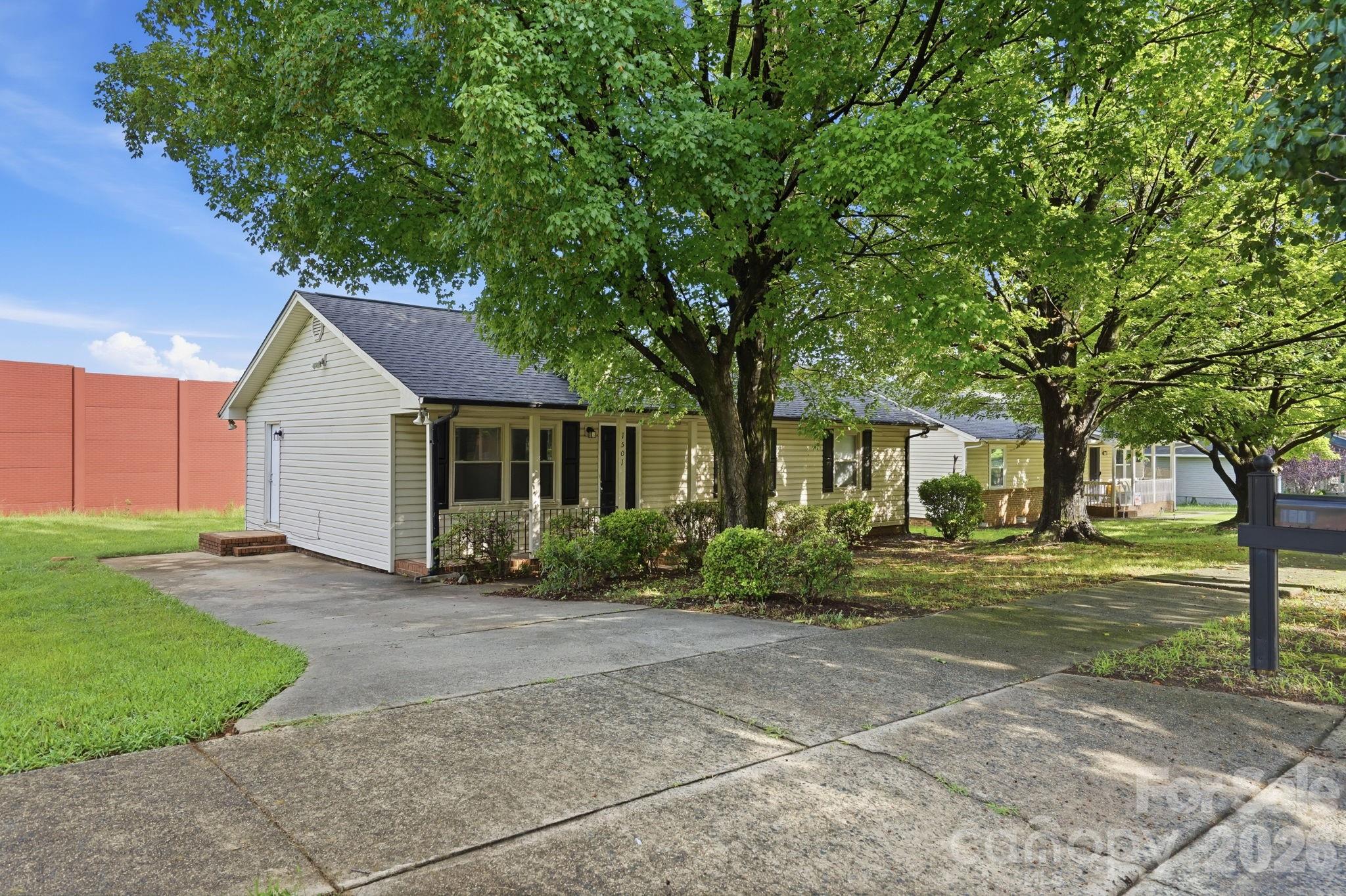 1501 Whisnant Street
