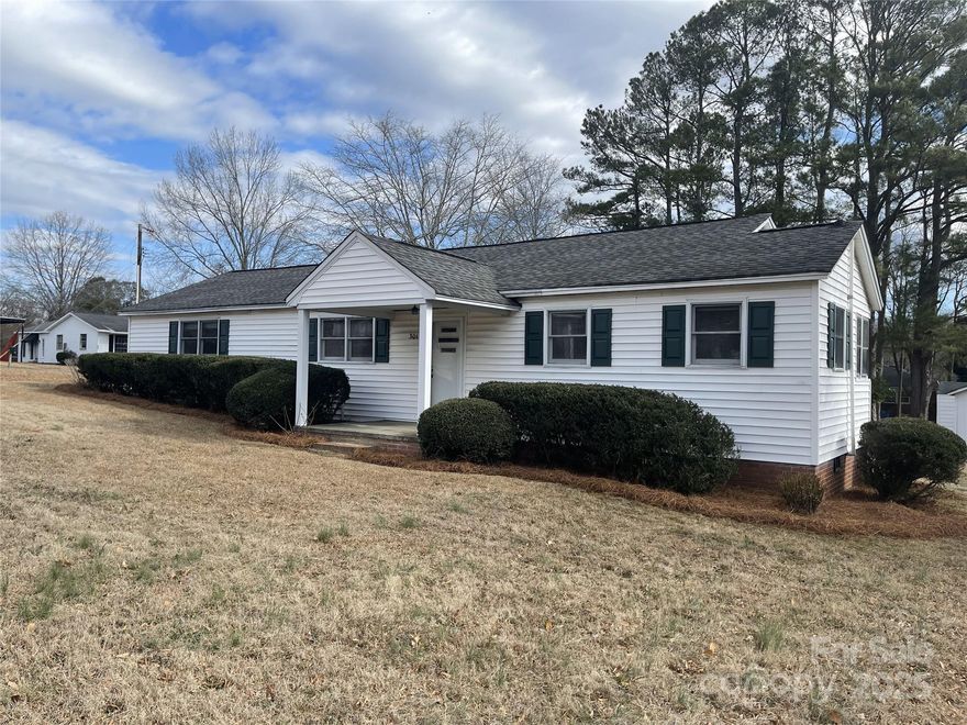 Great investment opportunity! Charming ranch style 3 bed 1.5 bath home with sun room walking distance to downtown Pageland.
