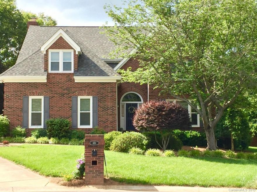 Gorgeous home in desirable, well established neighborhood in Fort Mill. Excellent schools, convenient location, super close to I-77, low county taxes. This home is nestled on a cul-de-sac and has a completely renovated kitchen and master bath. The roof, gutters, and HVAC is brand new!!! Shows beautifully and all very large rooms.