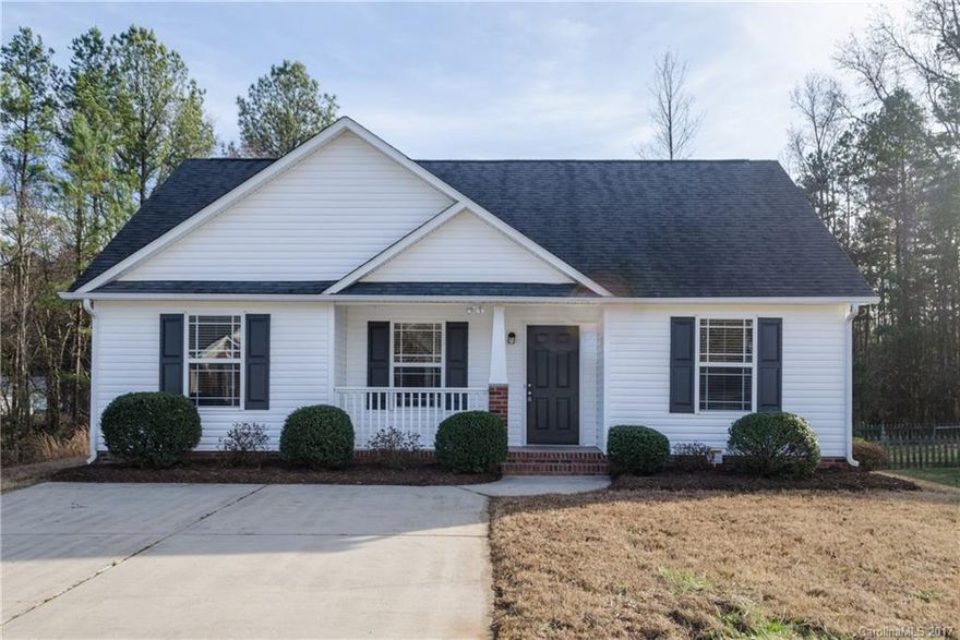 Adorable Ranch home in Mabry Park!! Split Floor-plan with Master on Left and Secondary bedrooms off Right hall. 
HUGE Open Floor-plan with Vaulted Ceilings in the Great room!  Kitchen and Bathrooms has brand new designer vinyl flooring that has the look of hardwoods!  Kitchen has brand new Stainless Steel appliances too! New Designer lighting and plumbing fixtures throughout this lovely home.  HUGE Screen porch off the Breakfast area! Large Flat backyard! Come quick,this one will not last long!