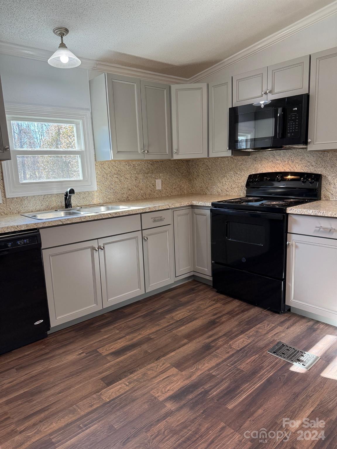 Claremont, North Carolina 28610, United States, 3 Bedrooms Bedrooms, ,2 BathroomsBathrooms,Residential,Under Contract,30740