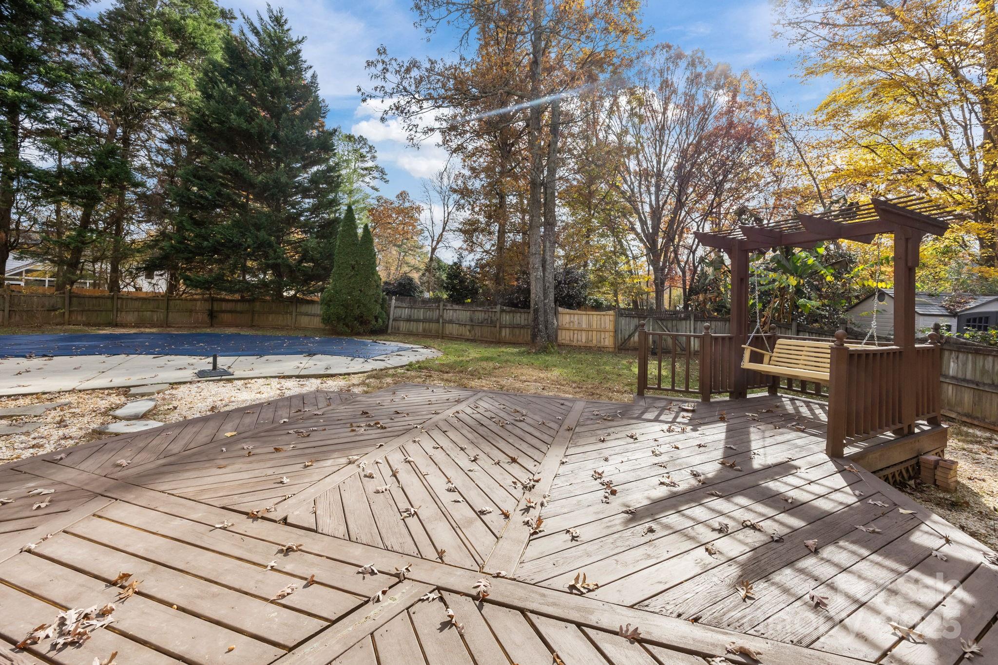 2438 Crescent Knoll Drive