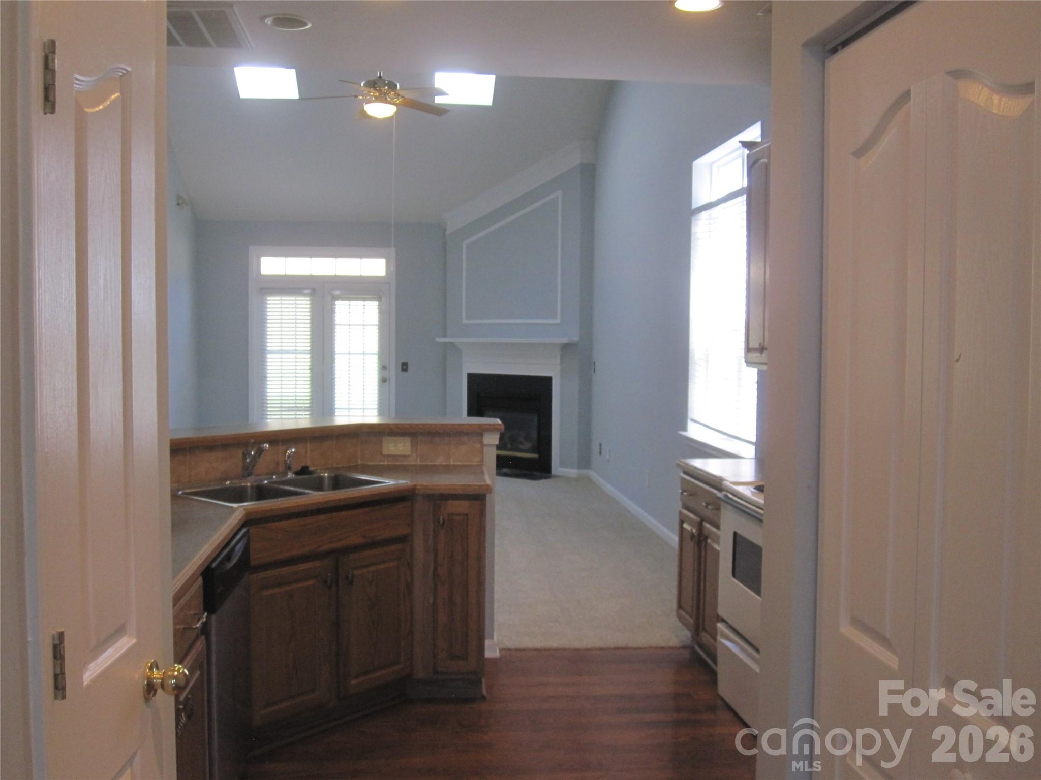 8909 Holland Park Lane