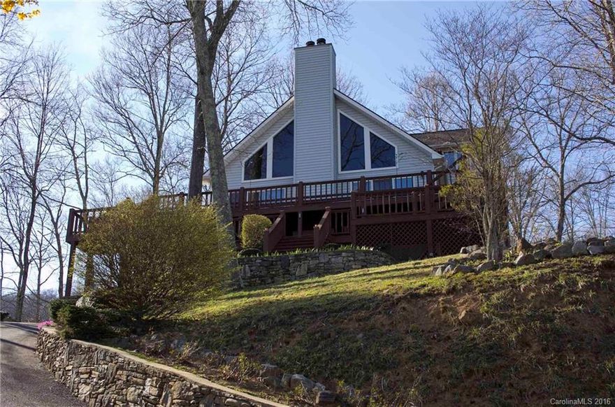 Executive, 3 BR, 3 BA, PLUS separate guest qtrs w/FP, on private 1.5 acres in exclusive, country club setting. Furnished, open floor plan, soaring ceilings & windows flood Great Rm w/light & mountain views; 3 FP's, Hardwd Flrs, Gourmet kitchen: labradorite counters, gas cooktop, custom cabinets. Master suite w/FP & balcony; expansive decking  w/long range views; huge heated artisan's workshop w/ventilation; oversized 2 car mechanics garage. Golf course, restaurant, tennis, pool, fitness center.