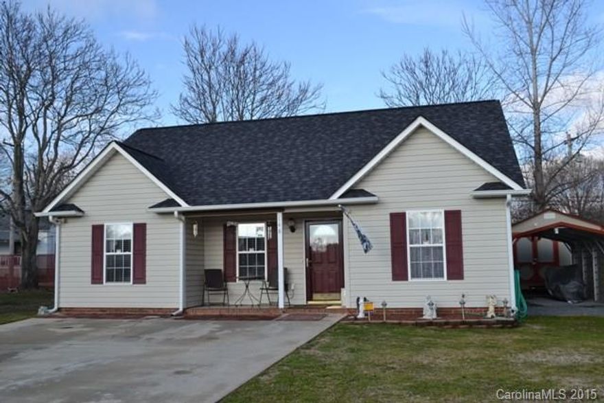 Cute as can be!  Split BR plan in cul-de-sac.  Spacious kitchen with stainless appliances, Master Bedroom has large walk-in closet.  Private fenced patio area.  Roof is only 3 years old with 30 year achhitectural shingles.  Pride of ownership shows!
