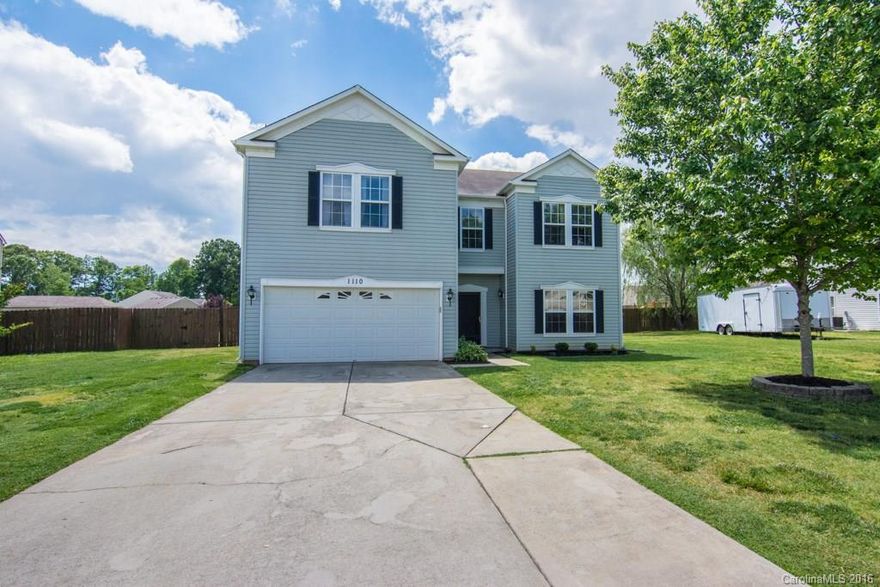 SO MUCH SQUARE FOOTAGE FOR THE PRICE!!  Don't miss this updated and private beautiful property minutes from Lake Wylie! Open floor plan downstairs with oversized living room with built in fish tank in wall. You will be impressed in the HUGE LOFT AREA upstairs.  Well maintained, freshly painted, private large fenced in backyard with deck and above ground pool.
Sellers offering a one year home warranty with acceptable offer!  Not far from restaurants, shopping, and lake living.  MOVE IN READY!