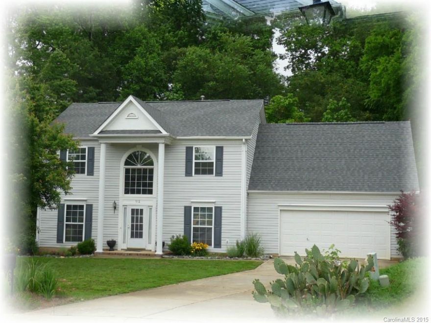 Lovely 4 bedroom two story at end of cul de sac.  Formal living and dining rooms.  Open kitchen with breakfast room adjacent to wonderful screened in porch.  Family room has gas log fireplace.  Fourth bedroom can be used as a bonus room.  Mature landscaping on level lot.  Beautifully maintained.