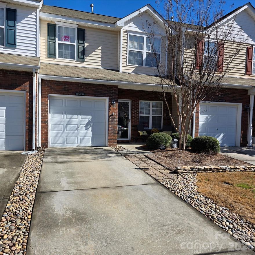 Beautiful well maintained townhouse. The rooms are large and spacious, Walk in Closets. Cute front porch and fenced rear patio. Great, quiet community, close to work, shopping, schools.