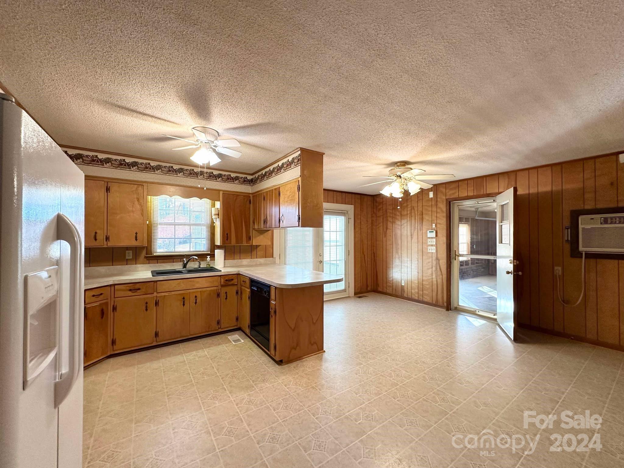 Lenoir, North Carolina 28645, United States, 3 Bedrooms Bedrooms, ,2 BathroomsBathrooms,Residential,Under Contract,28606