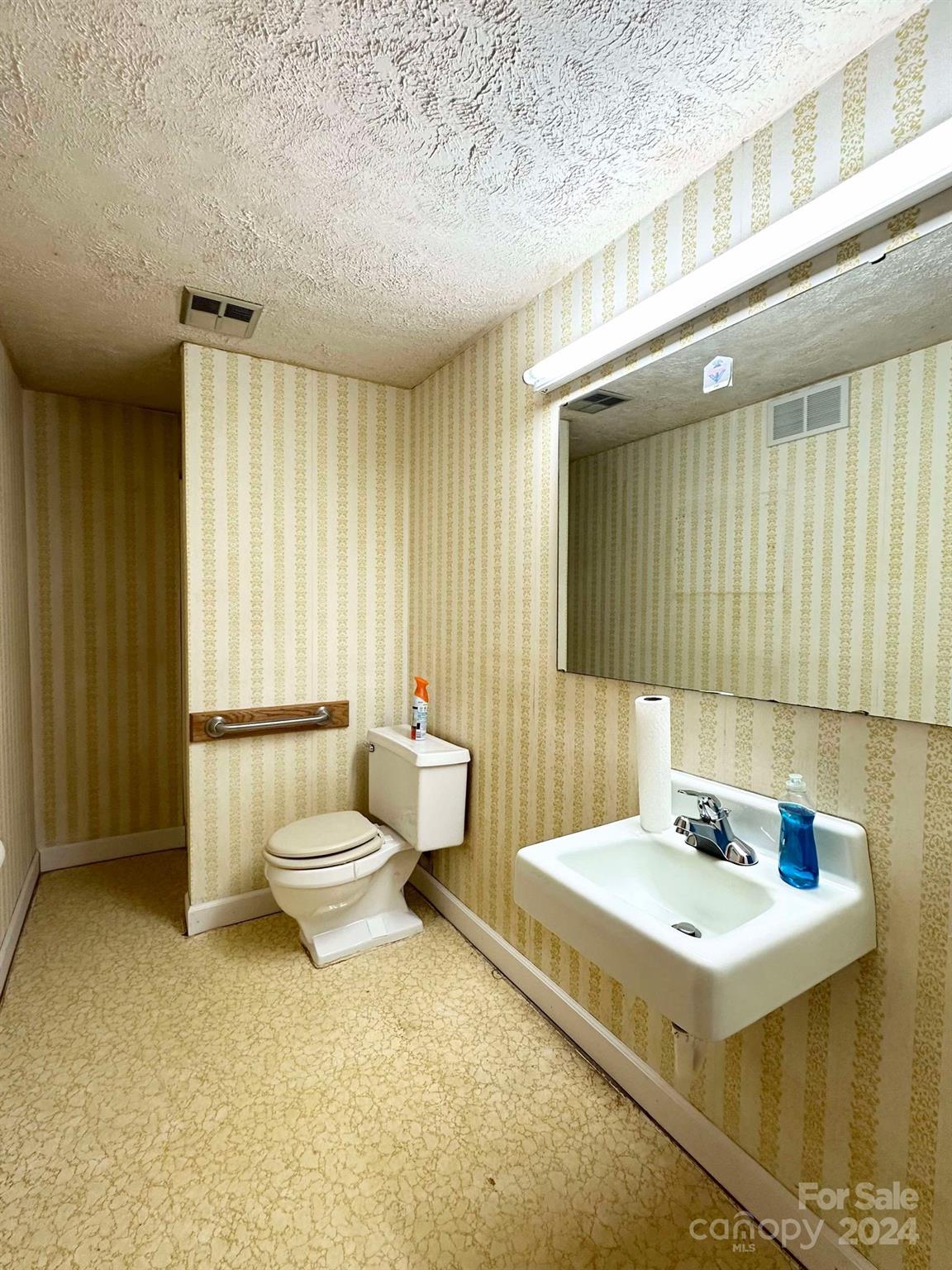 Lenoir, North Carolina 28645, United States, 3 Bedrooms Bedrooms, ,2 BathroomsBathrooms,Residential,Under Contract,28606