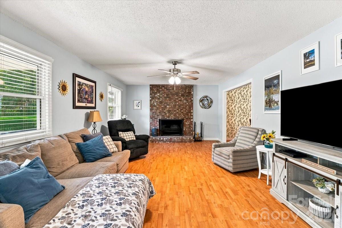 216 Dundeve Circle