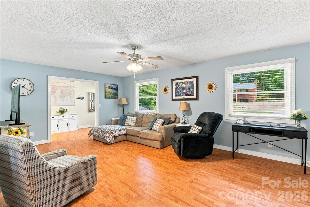 216 Dundeve Circle