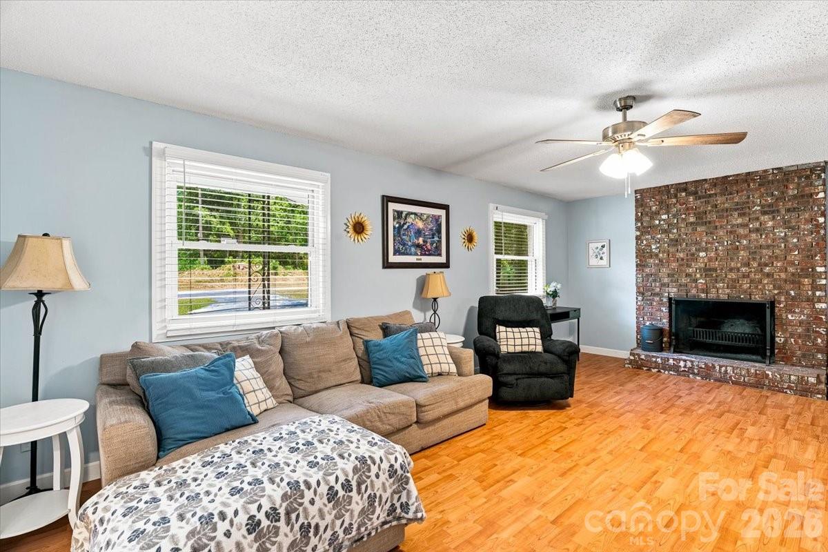 216 Dundeve Circle