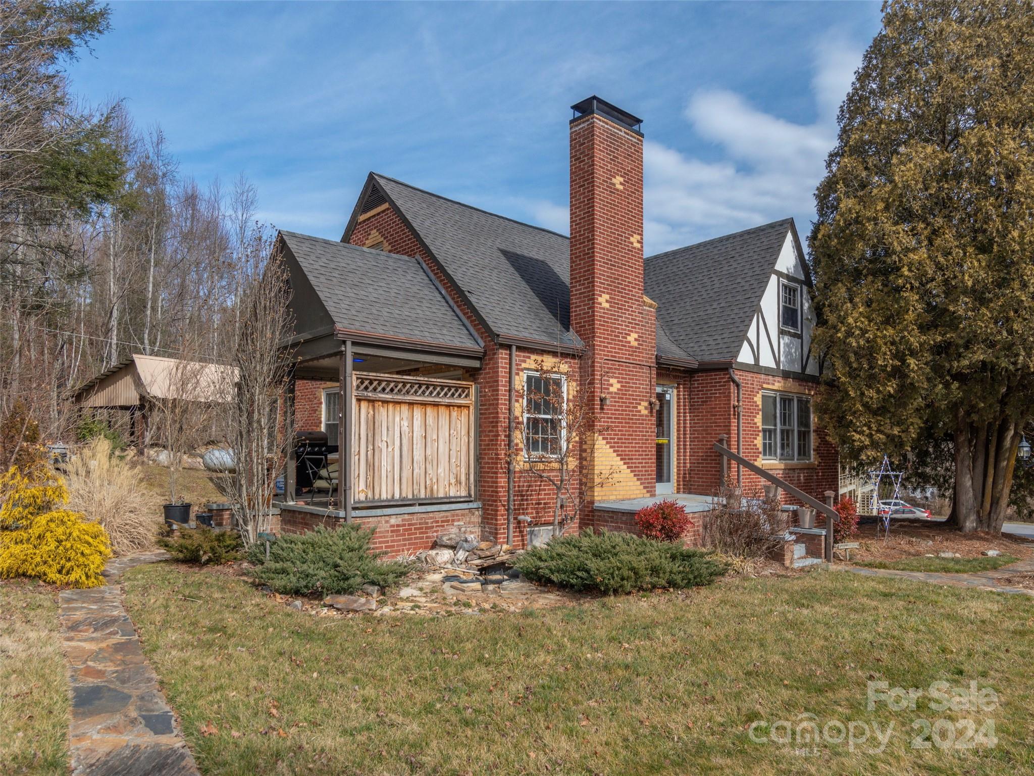 Main image without alt text