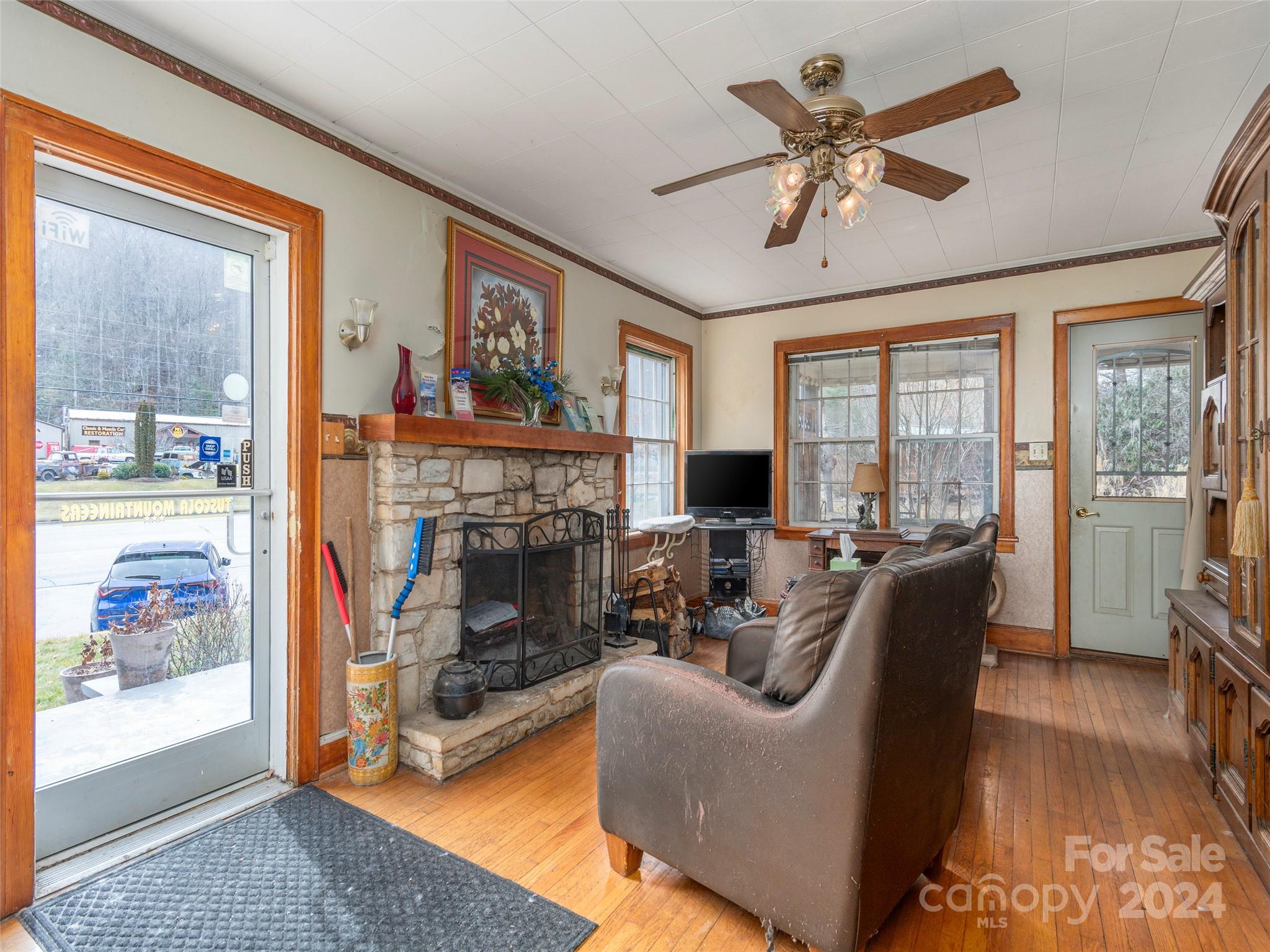 Main image without alt text