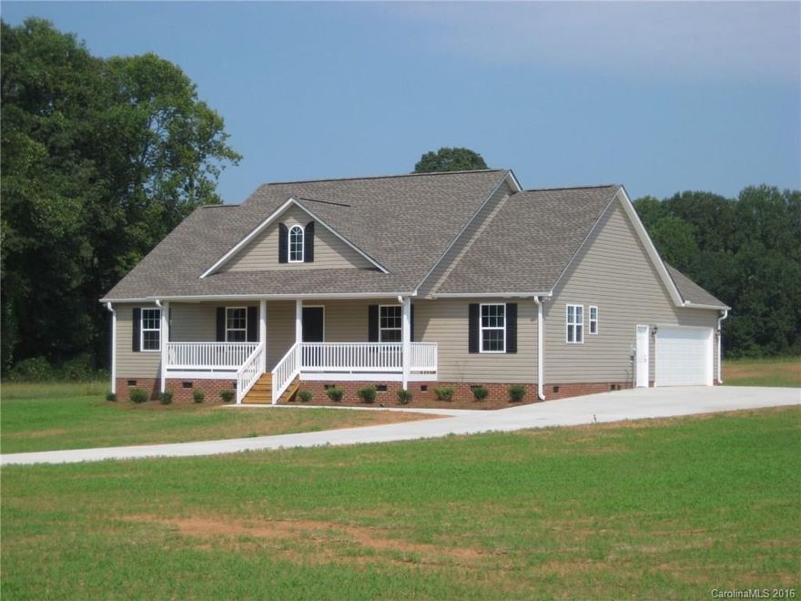 Stunning new construction, kitchen w/ granite, island, black appliances, pantry, split bedroom plan, family room w/ 9 ft ceilings, prefinished HW floors in kitchen, breakfast area, family room, and hallways, large laundry room, covered back porch, 1.00 acre lot.