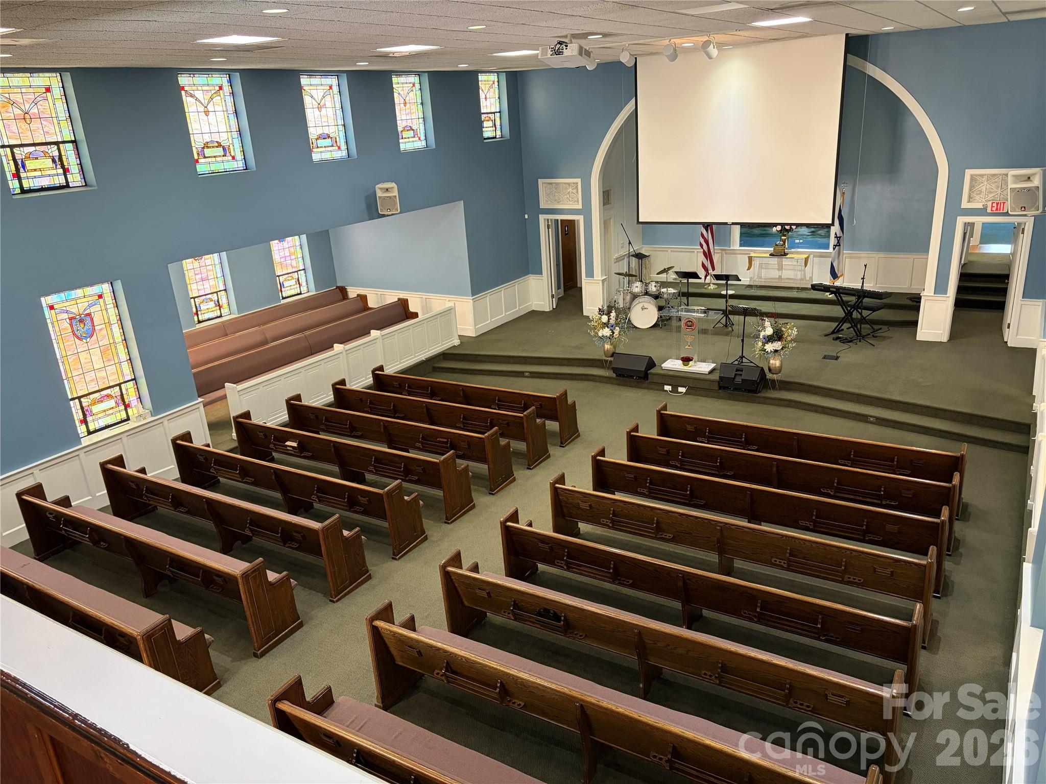 Main image without alt text