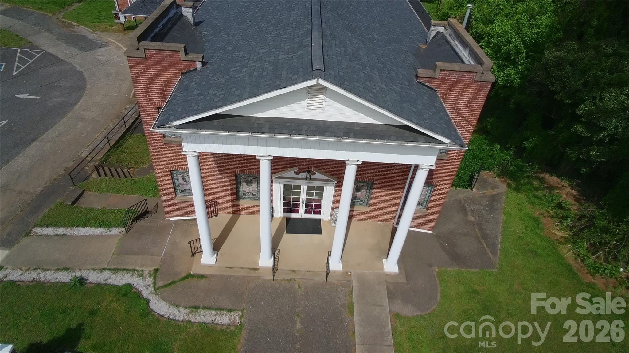 Main image without alt text