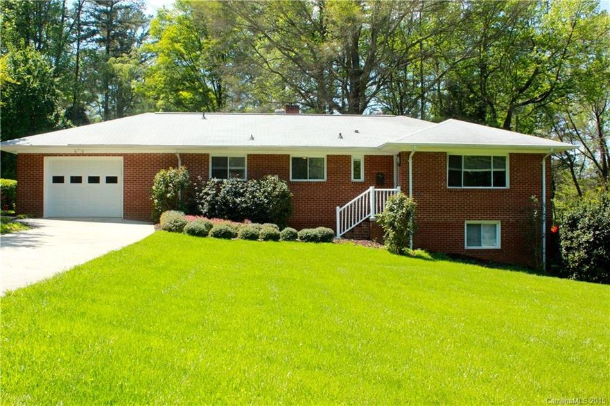 Basement Brick ranch tucked away w/spacious fenced yard.Updates to kitchen,master, bathrooms & more Original hardwoods!This home has beautifully renovated bathrooms,new windows,updated kitchen w eat in area.Master has walk in closet & private bathroom w/ beautiful tile,frameless glass enclosure,new vanity,new lighting,etc.Basement has 2 sides,one side w/room used as office/playroom/exercise. Other side currently used as bar/game room,/tv room.Amazing outside area,unbeatable short commute uptown!