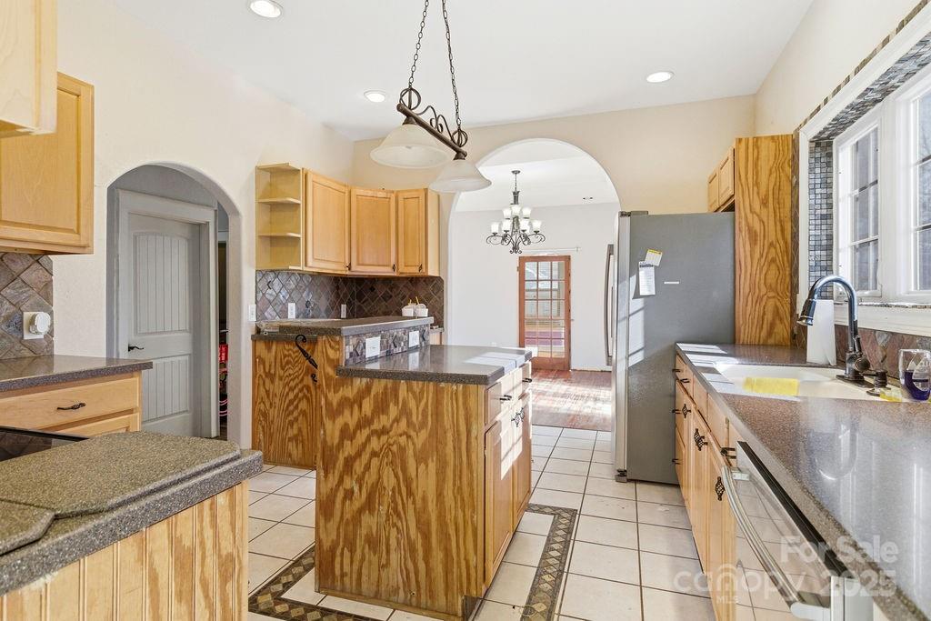 120 E Holston Avenue