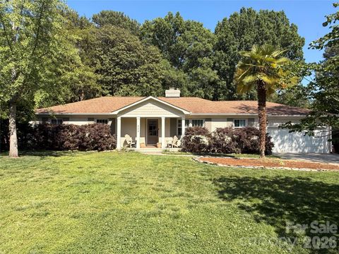Photo of 434 Blairmore Drive, Charlotte, NC 28211 (MLS # 4376154)