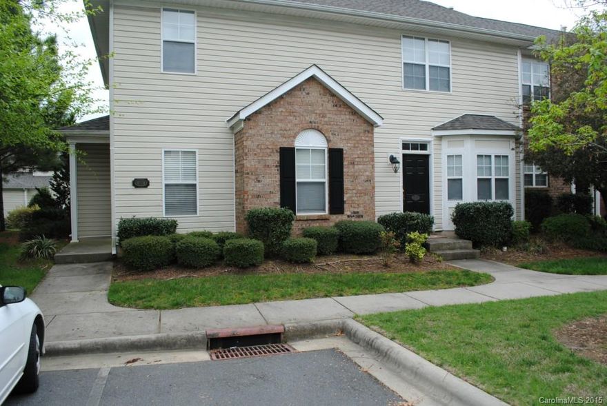 Hard to find 3 Beds Townhouse. Master suite  and powder room on Main floor. Two beds upstairs. Conveniently located just minutes from several restaurants, I485 and I77, Rivergate Shopping and Carowinds. Community amenities include pool, fitness center and, volleyball court.