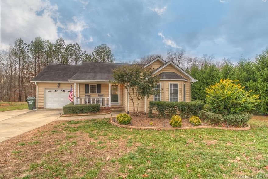 Plenty of room in this well kept 3BR, 2BA ranch style home! Large kitchen and breakfast area, great room with cathedral ceiling, and exterior deck with large private back yard make entertaining easy whether inside or out.
County taxes. 10 minutes from Clover and just a short distance to Kings Mountain.