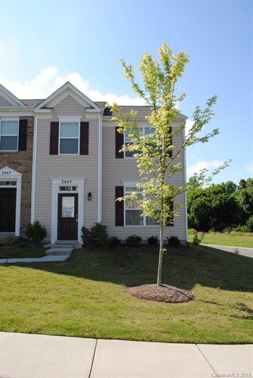 End unit townhome built in 2009! Main level master bedroom with walk in closet, and private bath with dual sinks. Two upstairs bedrooms with a loft area. Open downstairs floorplan.