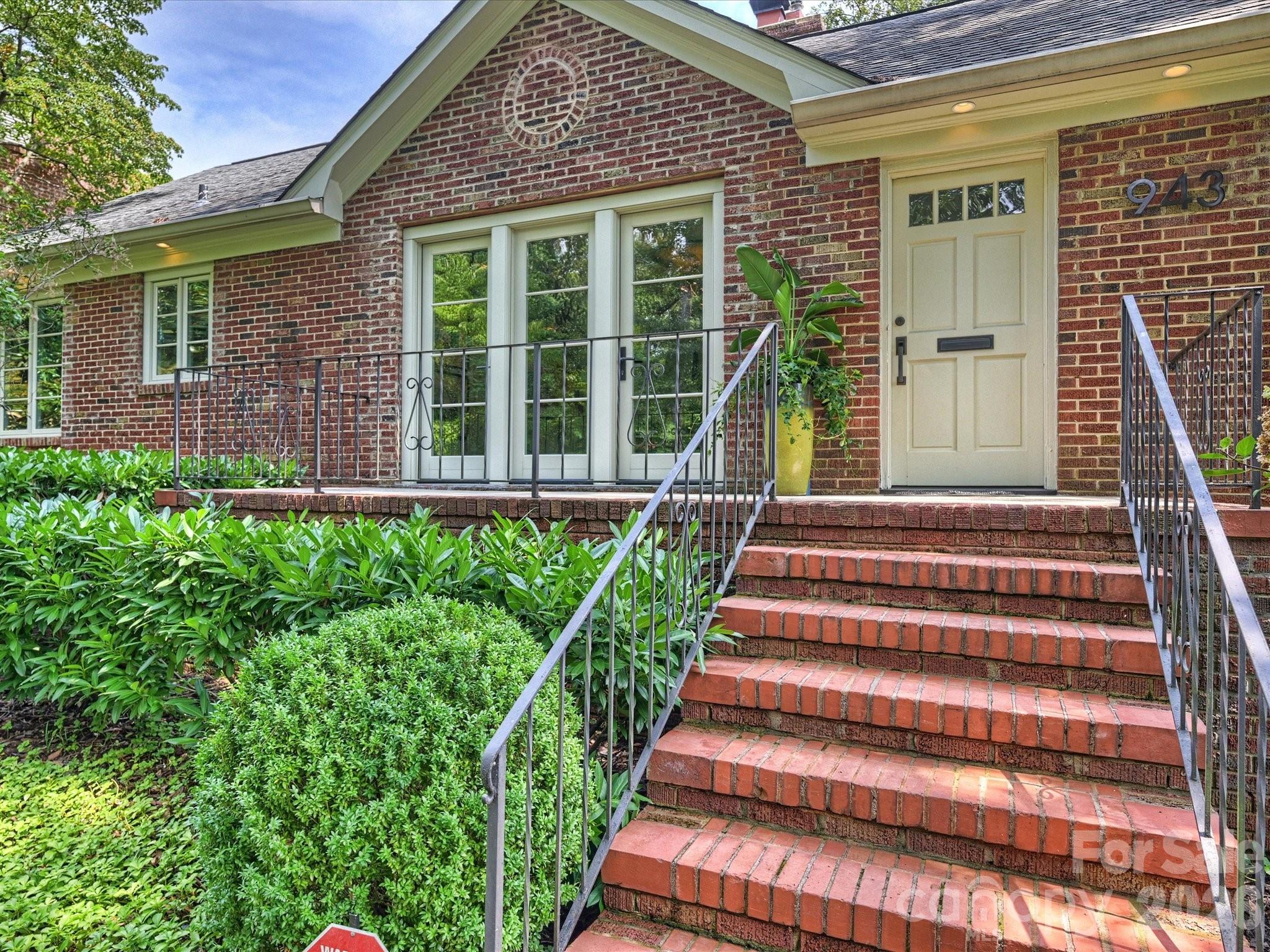 943 Romany Road