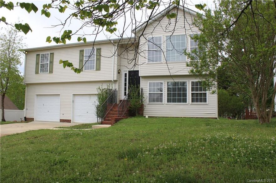 Wonderful home located in Braxton Estates!  This is a must see home!  Unique floor plan offer lots of square footage.  Lower level of the home offers nice size bonus room and office area! Freshly painted interior.